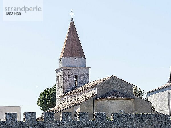 St. Michaels-Kirche  auch Kirche Mutter Gottes der Gesundheit  umgeben von der alten Stadtmauer  historisches Klosterviertel  Stadt Krk  Insel Krk  Kvarner Bucht  Kroatien  Europa