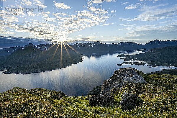 Ausblick auf Fjord Raftsund und Berge im Abendlicht  Sonnenstern  Blick vom Gipfel des Dronningsvarden oder Stortinden  Vesterålen  Norwegen  Europa