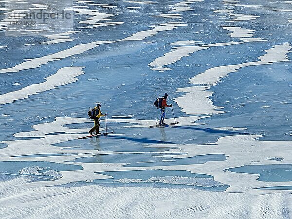 Skibergsteiger überqueren einen gefrorenen See  Tasiilaq  Insel Ammassalik  Kommuneqarfik Sermersooq  Ostgrönland  Grönland  Nordamerika