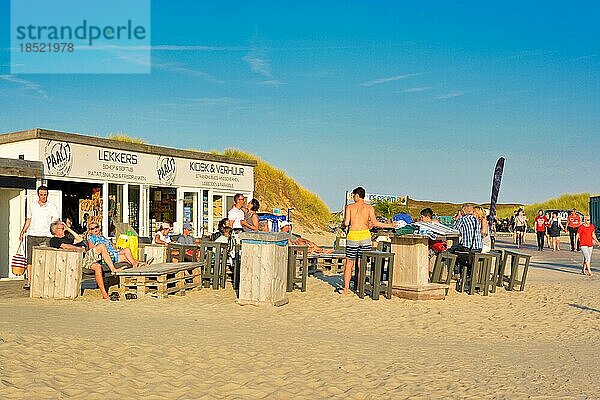 Touristen entspannen sich vor einem kleinen Lebensmittel und Souvenirladen im Paal 17 auf der Insel Texel im Norden der  Texel  Niederlande  Europa
