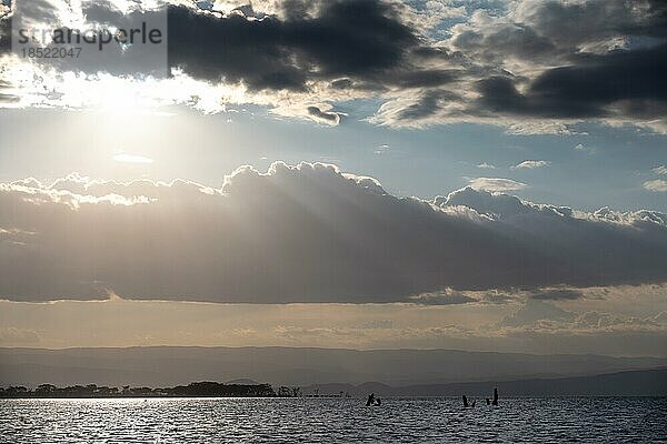 Sonnenstrahlen über einem See  Wolken  Lake Naivasha  Kenia  Afrika