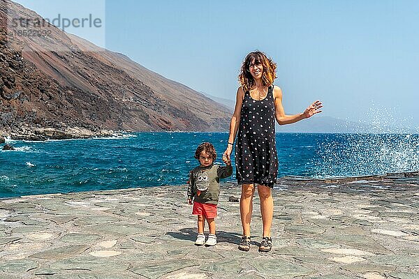 Mutter und Sohn im Sommerurlaub an der Anlegestelle von Orchilla an der Südwestküste von El Hierro. Kanarische Inseln