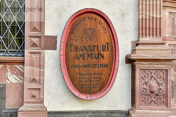 Holzschild in Form eines Weinfasses einer Weinkellerei im Besitz der Stadt Frankfurt  Frankfurt am Main  Deutschland  Europa