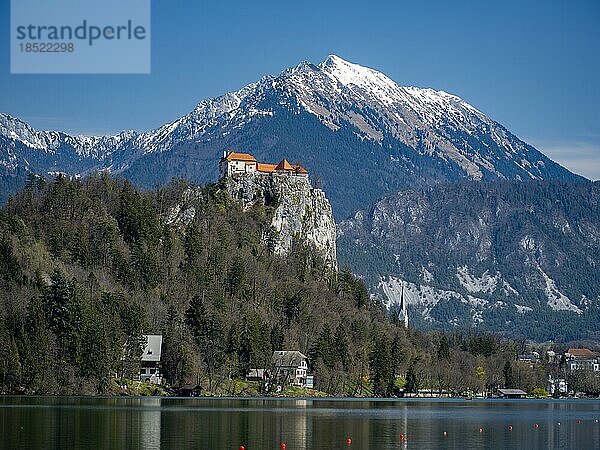 Burg von Bled am Bleder See  Veldeser See oder Felder See  slowenisch Blejsko jezero  vor mit Schnee bedeckten Alpen  Bled  Oberkrain (Gorenjska)  Slowenien  Europa