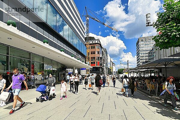 Die Einkaufsstraße Zeil an einem sonnigen Tag voller Menschen im modernen Frankfurter Stadtzentrum  Frankfurt am Main  Deutschland  Europa