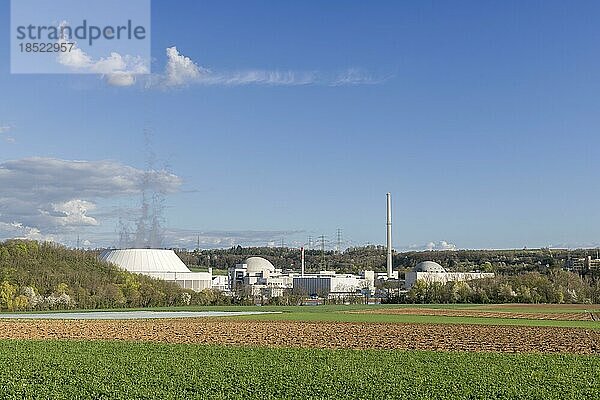 Kernkraftwerk Neckarwestheim  Feldlandschaft  Wolkenhimmel  Neckarwestheim  Baden-Württemberg  Deutschland  Europa