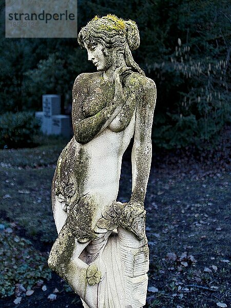 Friedhofsfigur  Grabmal: Nacht  Romantischer Akt Stuttgart  Skulptur  junge Frau  Baden-Württemberg  Deutschland  Europa