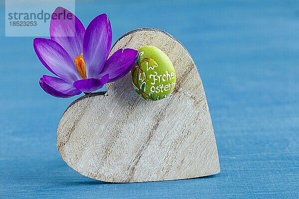 Holzherz mit Krokusblüte  Frohe Ostern