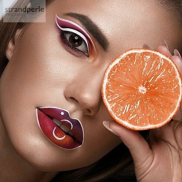 Schöne kaukasische Frau mit kreativen Make up und lila Lippen. Schönes Gesicht. Kunst Make up