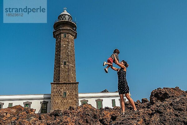 Mutter und Sohn haben Spaß am schönen Leuchtturm von Orchilla im Südwesten von El Hierro. Kanarische Inseln