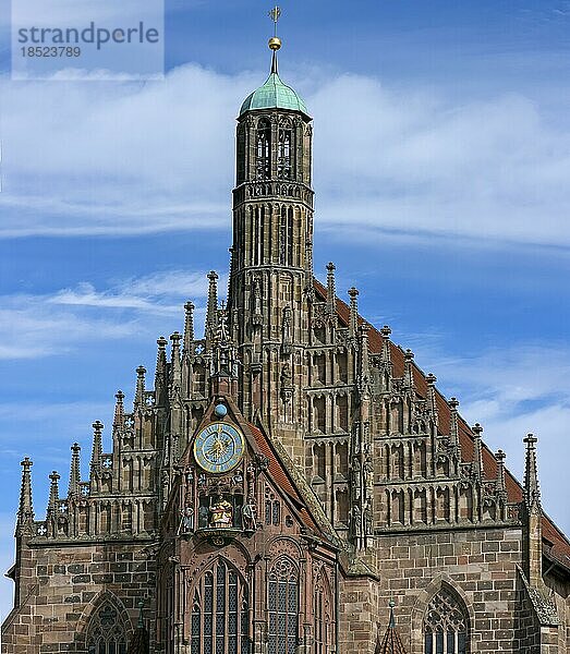 Turm der historischen Frauenkirche mit Uhr und dem Männleinlaufen  Hauptmarkt  Nürnberg  Mittelfranken  Bayern  Deutschland  Europa