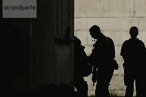 Soldaten der Bundeswehr  aufgenommen im Rahmen der Bundeswehruebung 'Schneller Adler' in Barth  05.05.2022. Die Übung 'Schneller Adler' simuliert eine Evakuierung deutscher Staatsbürger aus einem fiktiven Krisenland innerhalb kurzer Zeit.  Barth  Deutschland  Europa