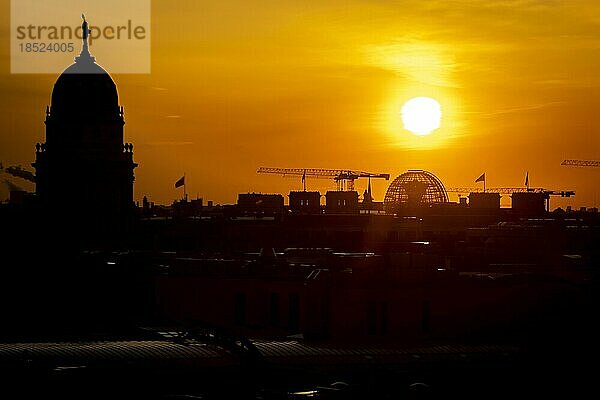 Das Reichstagsgebäude wahrend eines Sonnenuntergangs in Berlin  25.04.2022.  Berlin  Deutschland  Europa