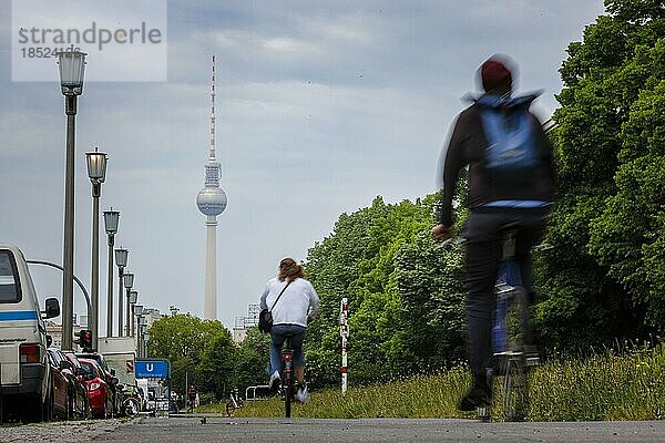 Radfahrende fahren entlang der Karl Marx Allee auf einem Radweg in Richtung Mitte. Im Hintergrund ist der Fernsehturm zu sehen. Berlin  17.05.2022  Berlin  Deutschland  Europa