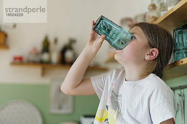 Kind trinkt Wasser aus einem Glas  Bonn  Deutschland  Europa