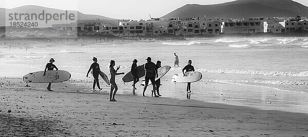 Schwarz-Weiß Fotografie  Surfer am Strand  Playa Famara  Lanzarote  Kanarische Inseln  Spanien  Europa