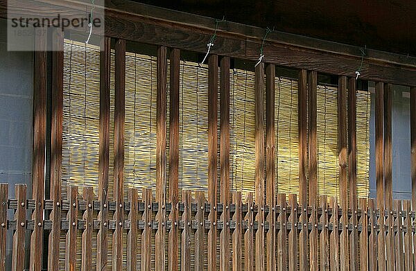 Gitterfenster eines Holzhauses in der traditionellen Kleinstadt Narai juku in Nagano Japan