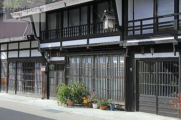 Fassade von Holzhäusern in der traditionellen Kleinstadt Narai juku in Nagano Japan