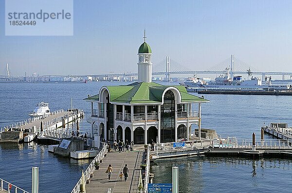 Schwimmende Anlegestelle Pukari Sanbashi Minato Mirai 21 Hafen Yokohama Japan