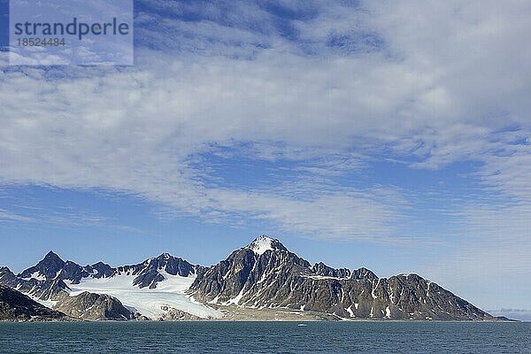 Berge und Gletscher bei Scheibukta  südliche Bucht des Smeerenburgfjords auf Reuschhalvøya in Albert I Land auf Spitzbergen  Spitzbergen  Norwegen  Europa