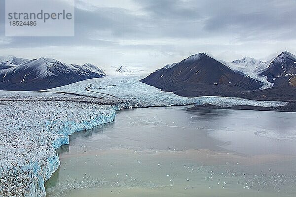 Osbornebreen und Vintervegen  zusammenfließende Gletscher in Oscar II Land münden in den St. Jonsfjorden auf Spitzbergen  Svalbard  Norwegen  Europa