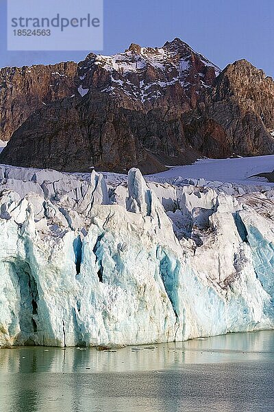 Fjortende Julibreen  14. Juli Gletscher kalbt in den Krossfjorden bei Sonnenuntergang  Haakon VII Land  Spitzbergen  Svalbard  Norwegen  Europa