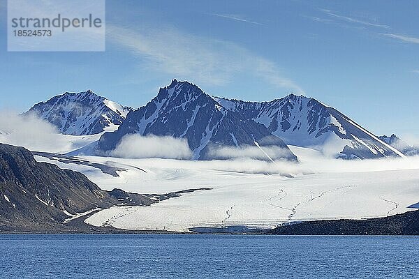 Waggonwaybreen  Waggonway Gletscher mündet in den Magdalenefjord im Albert I Land auf Spitzbergen  Svalbard  Norwegen  Europa