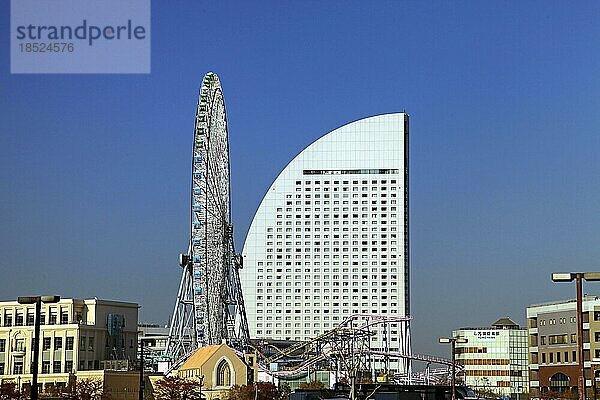 Riesenrad Cosmo Clock 21 und Yokohama Grand Intercontinental Hotel Minato Mirai 21 Yokohama Stadt Kanagawa Japan Asien