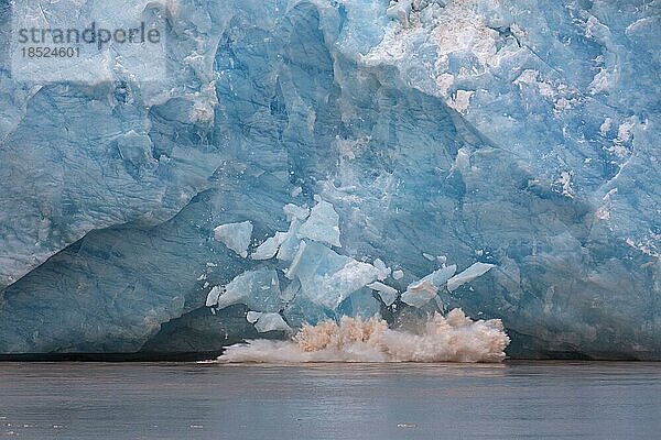 Riesiger Eisbrocken  der vom Rand des Kongsbreen Gletschers abbricht und in den Kongsfjorden kalbt  Svalbard  Spitzbergen  Norwegen  Europa