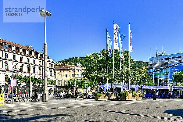 Zentraler Bismarkplatz mit Stadtbahnknotenpunkt mit Menschen an einem sonnigen Tag  Heidelberg  Deutschland  Europa