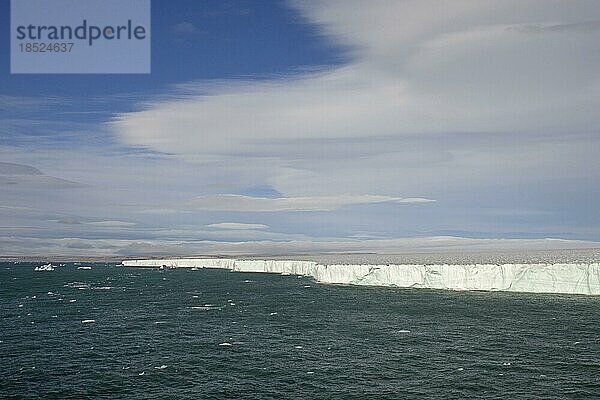Brasvellbreen Gletscher  45 km langer Strom  der vom Eisdom Sørdomen von Austfonna südwärts ins Meer mündet  Nordaustlandet  Svalbard  Spitzbergen