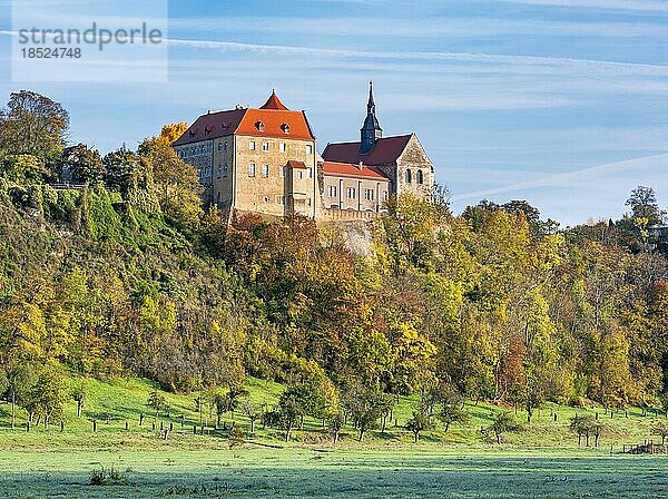Schloss Goseck im Saaletal im Herbst  Goseck  Burgenlandkreis  Sachsen-Anhalt  Deutschland  Europa