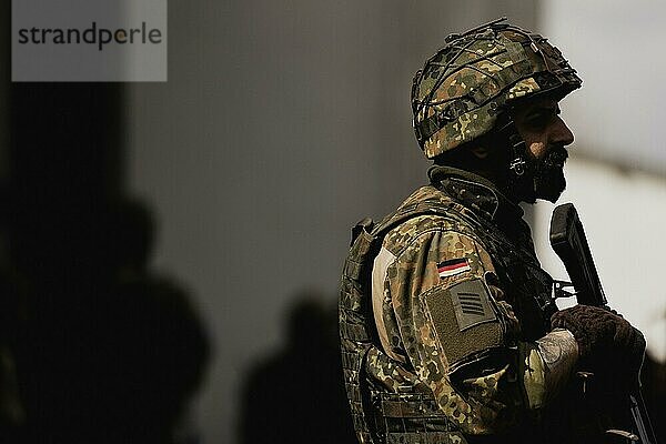 Ein Soldat der Bundeswehr  aufgenommen im Rahmen der Bundeswehruebung 'Schneller Adler' in Barth  05.05.2022. Die Übung 'Schneller Adler' simuliert eine Evakuierung deutscher Staatsbürger aus einem fiktiven Krisenland innerhalb kurzer Zeit.  Barth  Deutschland  Europa