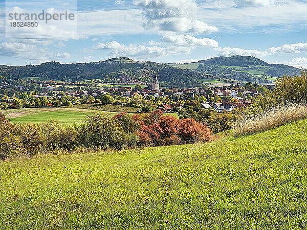 Ausblick auf die Stadt Zierenberg im Herbst  hinten der Hohe Dörnberg  Habichtswald  Hessen  Deutschland  Europa