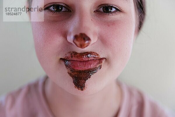 Mädchen mit einem schokoladen verschmierten Mund  Bonn  Deutschland  Europa