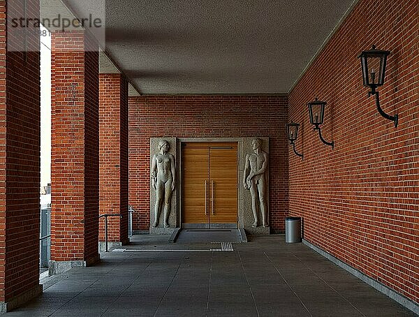Einer der Eingänge zur 1938 eröffneten Schwimmhalle auf einem damaligen Militärgelände  die Halle war für die SS-Leibstandarte Adolf Hitler gebaut worden  Finckensteinallee  Lichterfelde  Bezirk Steglitz-Zehlendorf  Berlin  Deutschland  Europa