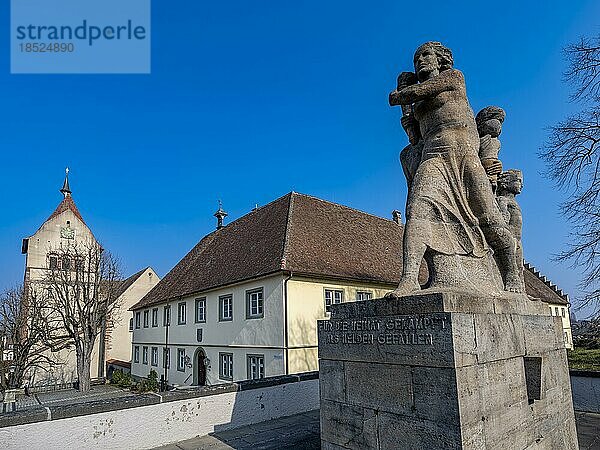 Ehrenmal für die im 1. Weltkrieg Gefallenen von Emil Sutor (1888) (1974)  im April 1939 errichtet  neben dem Münster St. Maria und Markus  einer romanischen ehemaligen Benediktiner-Klosterkirche im Ortsteil Mittelzell auf der Insel Reichenau im Bodensee  Landkreis Konstanz. Die Klosterinsel Reichenau gehört mitsamt der Kirche seit 2000 zum Weltkulturerbe der UNESCO. Reichenau  Baden-Württemberg  Deutschland  Europa