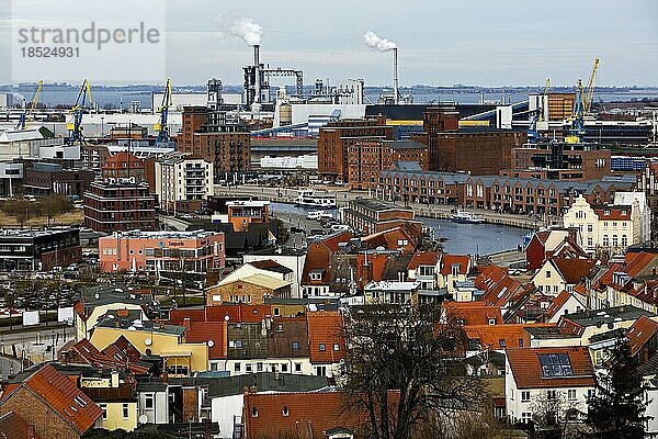 Stadtpanorama mit Altem Hafen  Hansestadt Wismar  Mecklenburg-Vorpommern  Deutschland  Europa