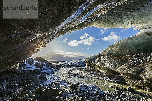 Eingang der Crystal  natürliche Eishöhle im Breiðamerkurjökull  Breidamerkurjokull Gletscher im Vatnajökull Nationalpark  Island  Europa