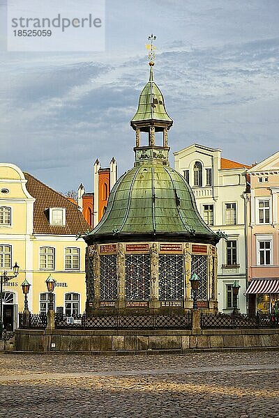 Wasserkunst am Markt im Renaissancestil  UNESCO-Weltkuturerbe  Altstadt  Hansestadt Wismar  Mecklenburg-Vorpommern  Deutschland  Europa