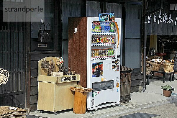 Verkaufsautomat vor einem Geschäft in der traditionellen Kleinstadt Narai juku in Nagano Japan