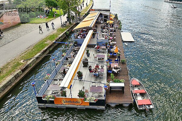 Restaurant mit Touristen auf einem Bootshaus auf dem Main in Frankfurt  Frankfurt am Main  Deutschland  Europa