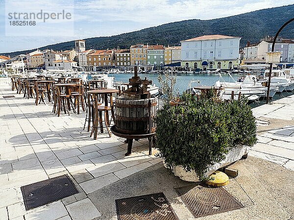 Hafenpromenade mit Restauranttischen  Stadt Cres  Insel Cres  Kroatien  Kvarner Bucht  Adria  Kroatien  Europa