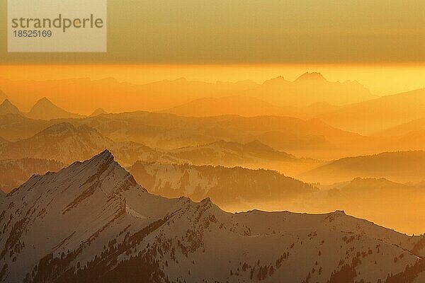 Goldiger Sonnenuntergang im Winter mit Aussicht vom Säntis hin zum Pilatus in den Zentralschweiz  Appenzell  Schweiz  Europa