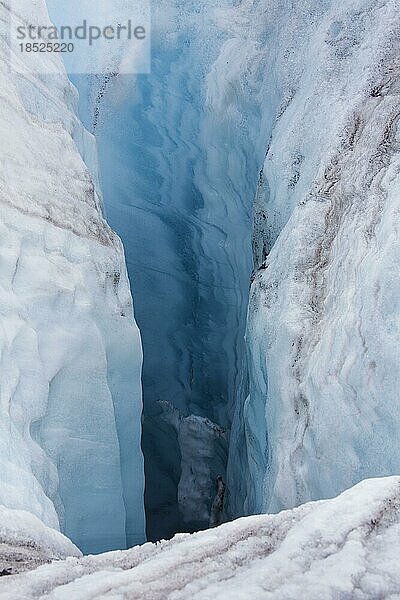 Gletscherspalte im Eisschild eines Gletschers  verursacht durch Gletscherschmelzwasser