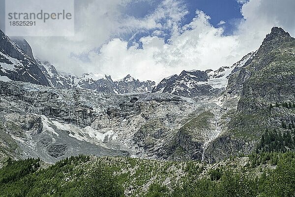 Rückzug des Gletschers im Mont Blanc Massiv vom Val Veny Tal aus gesehen  Grajische Alpen  Italien  Europa