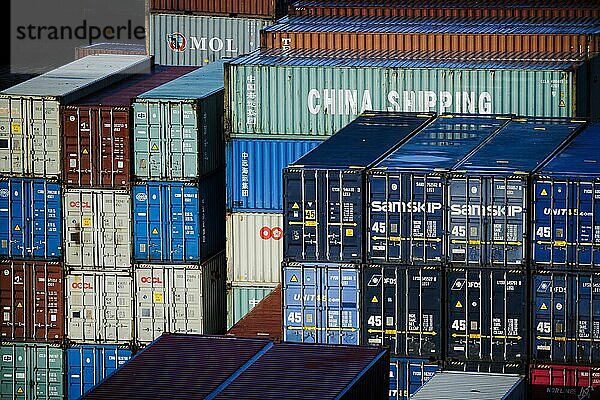 Container stehen im Hafen von Kristiansand. Kristiansand  25.05.2022  Kristiansand  Norwegen  Europa