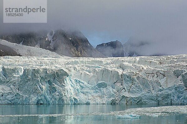 Waggonwaybreen  Gletscher in Albert I Land auf Spitzbergen  Svalbard  der in den Magdalenefjord  Norwegen  kalbt  Europa