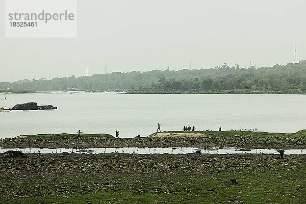 Menschen zeichnen sich als Silhouette vor dem Fluss Niger ab  aufgenommen in Niamey  13.04.2022.  Niamey  Niger  Afrika