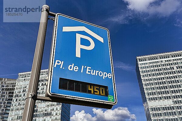 Blaues Schild mit Piktogramm Parkhaus  Tiefgarage am Europaplatz  Europaviertel Kirchberg-Plateau  Luxemburg  Europa